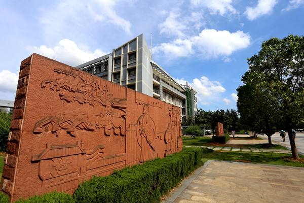 武漢工程大學(xué)是小211嗎？在湖北的口碑怎么樣？實(shí)力如何？學(xué)費(fèi)多
