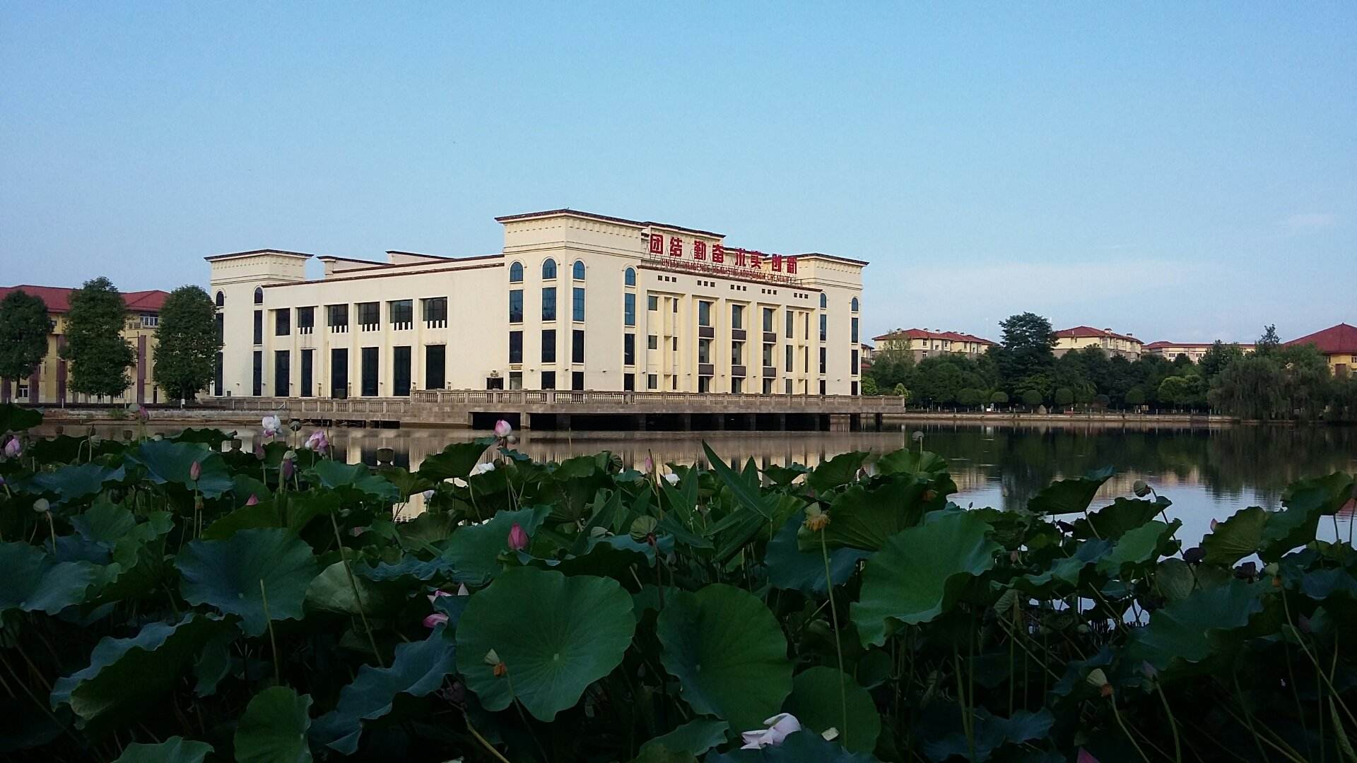 四川外國語大學成都學院是幾本學費多少?具體地址在哪好就業嗎?