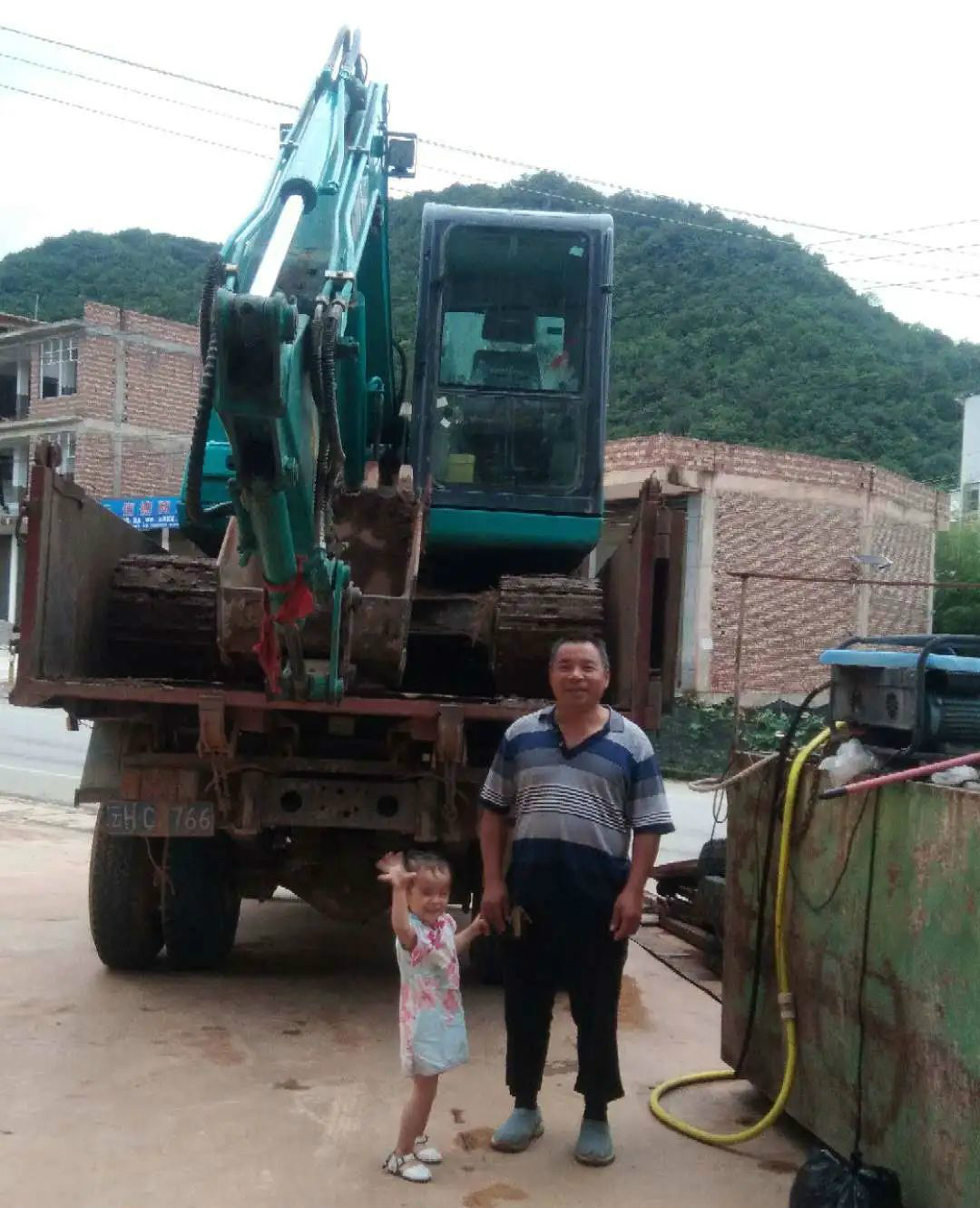 云南這個村有個挖掘機家族，創富有一套