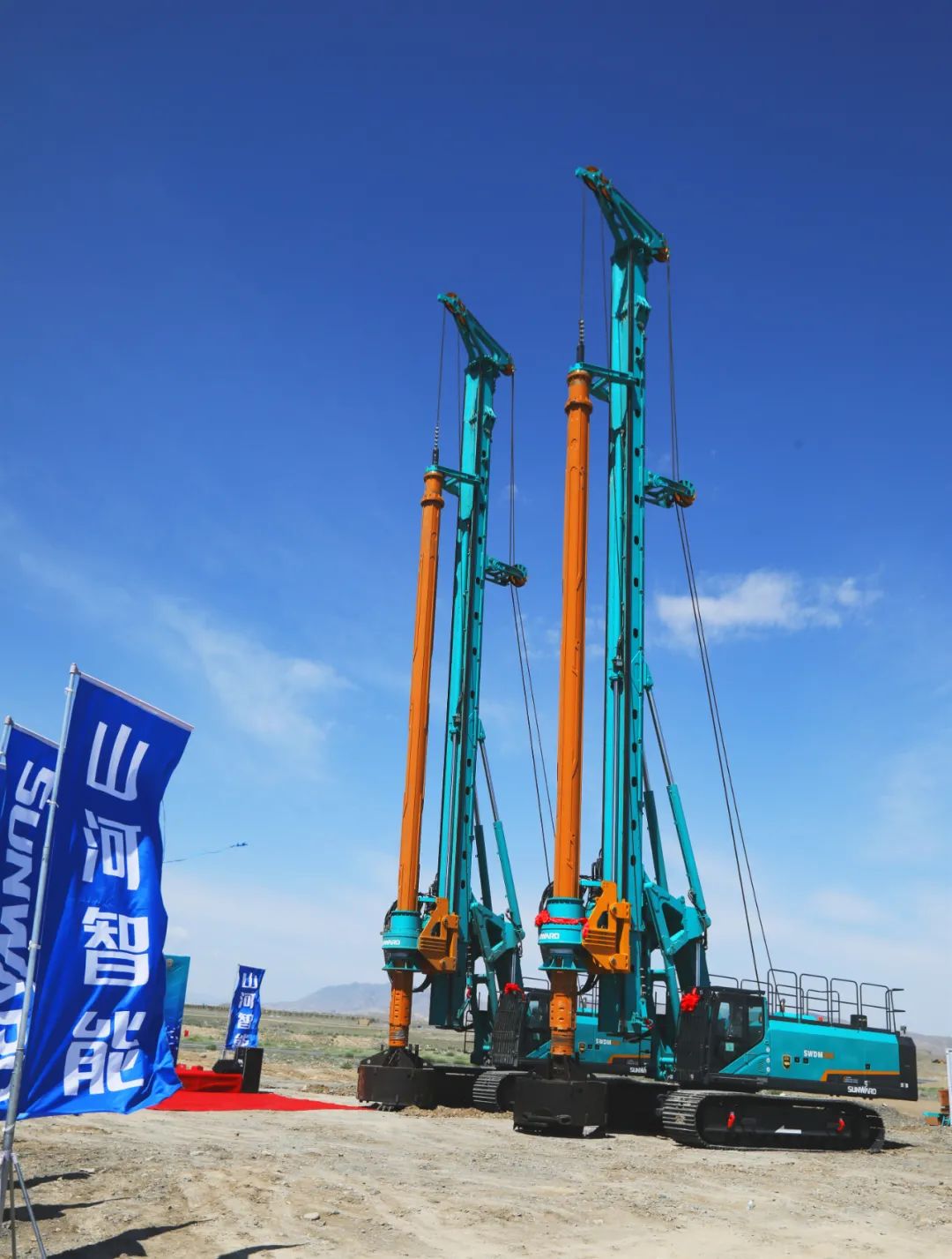 山河智能產(chǎn)品交付中國能建葛洲壩集團，助力建設(shè)大美新疆