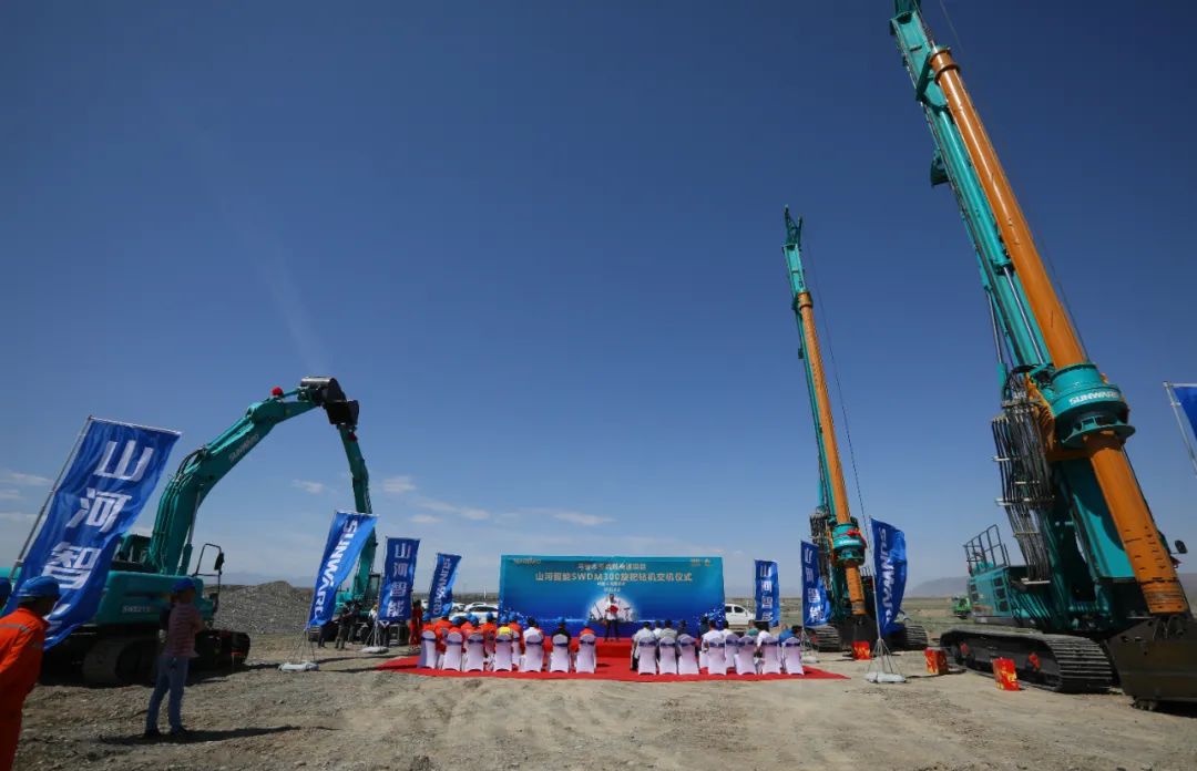 山河智能產(chǎn)品交付中國能建葛洲壩集團，助力建設(shè)大美新疆