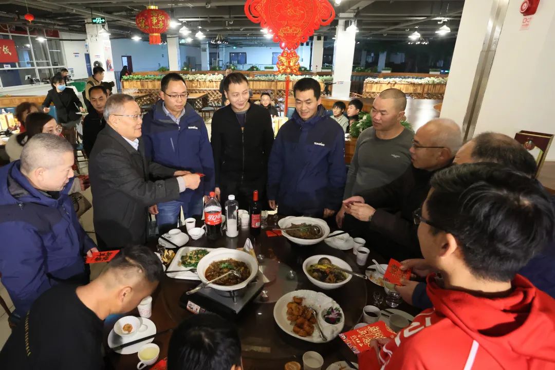 山河智能董事長(zhǎng)何清華與留廠員工一起過(guò)大年！