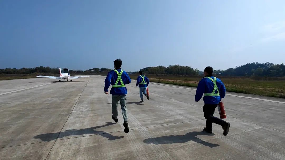 空地協同顯身手！湖南航空應急救援隊山河機組開展特情處置應急演練