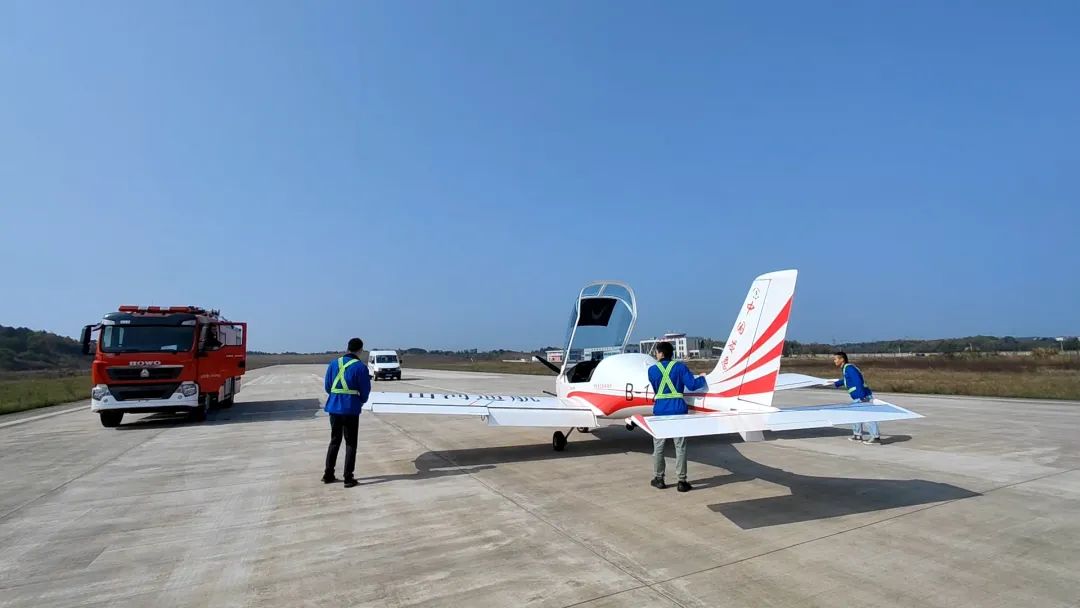 空地協同顯身手！湖南航空應急救援隊山河機組開展特情處置應急演練