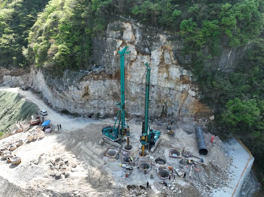 展現施工“奇效”！山河智能旋挖鉆機強勢助力爐慈高速公路建設