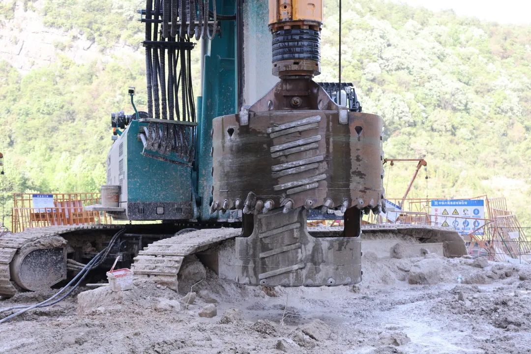 展現施工“奇效”！山河智能旋挖鉆機強勢助力爐慈高速公路建設
