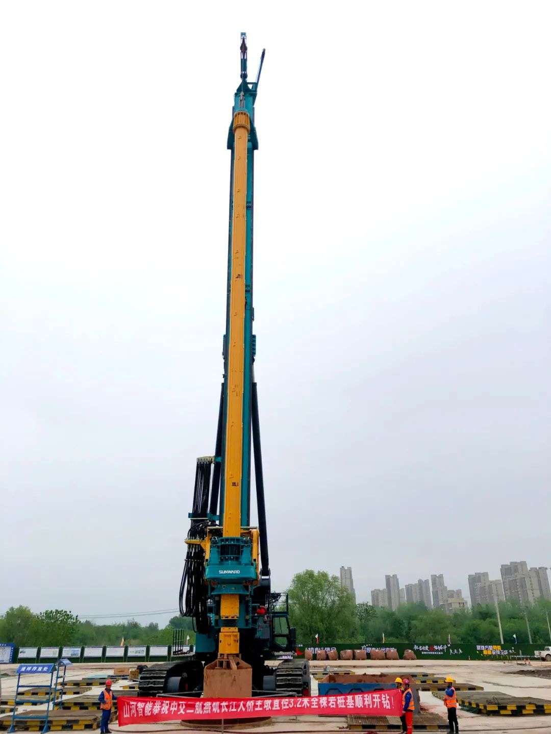 再啃“硬骨頭”！山河智能“超級(jí)樁備”助建燕磯長(zhǎng)江大橋