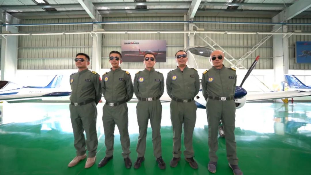 空中開花、大坡度盤旋、俯沖躍升……看山河飛行表演隊(duì)炫技2022湖南航展動(dòng)態(tài)展