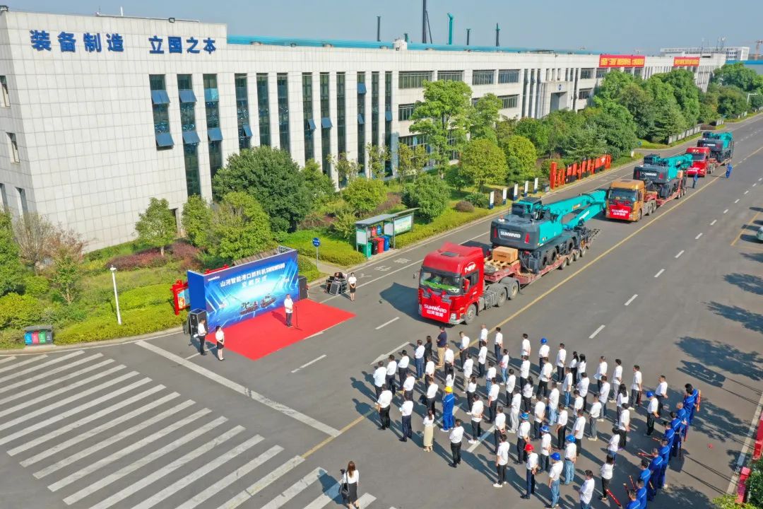 攜手山東匯誠助力我國港口建設！山河智能港口抓料機成功批量交付
