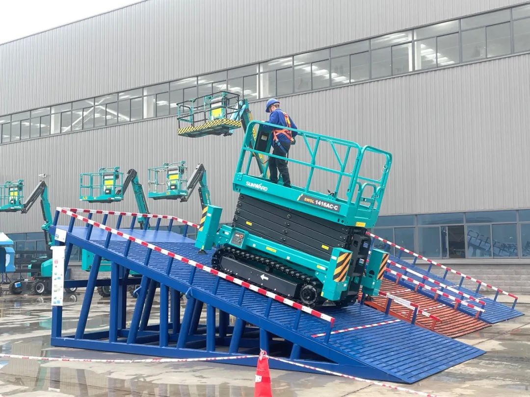 出廠即“出道”！山河智能首款履帶剪叉式高空作業平臺批量上市