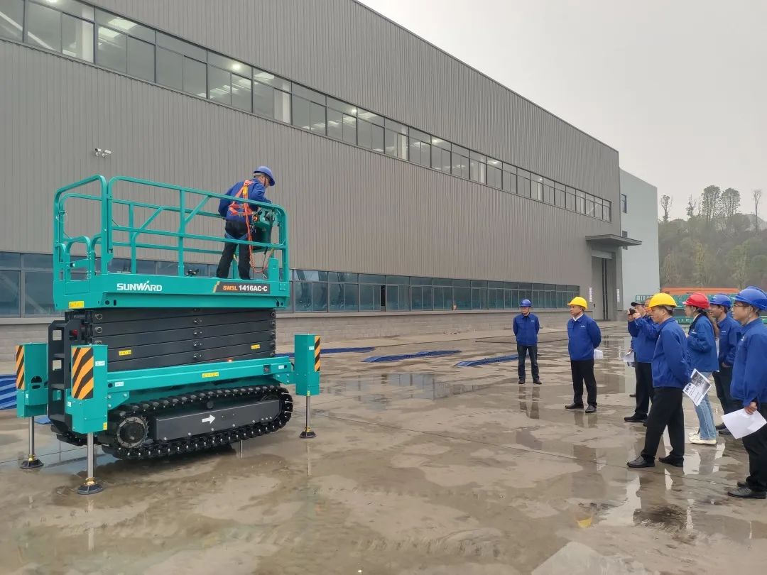 出廠即“出道”！山河智能首款履帶剪叉式高空作業平臺批量上市