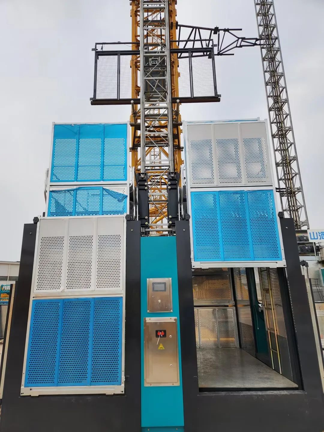 科技顯能、再添新品！山河江麓智能施工升降機成功下線