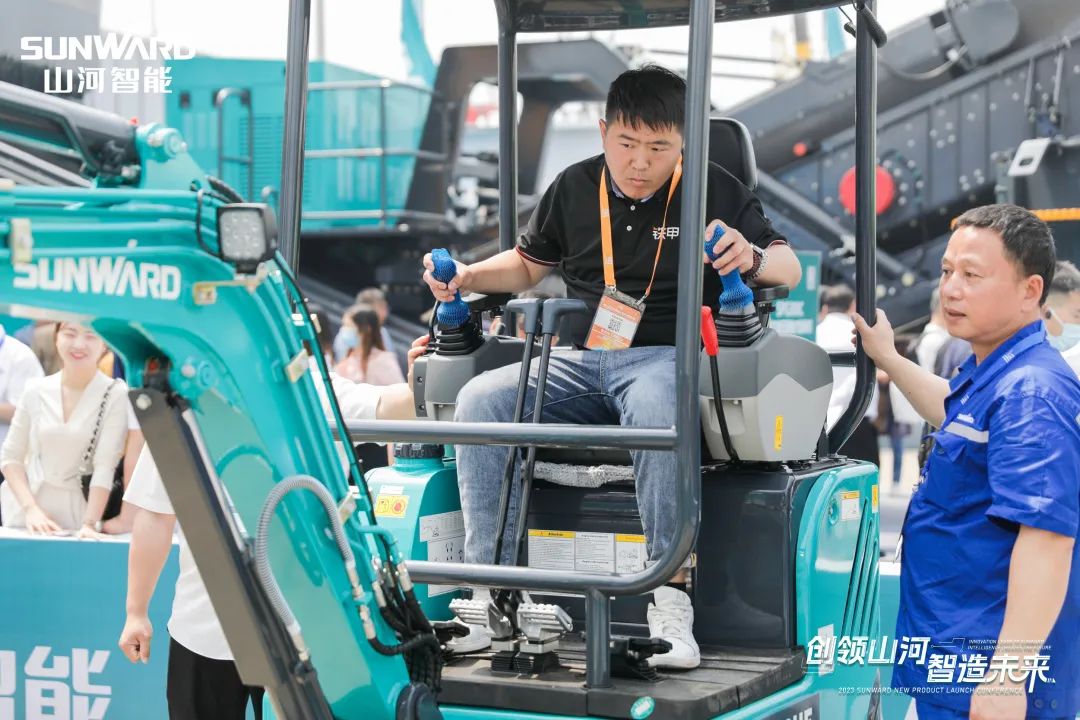 精品出擊、互動不斷！山河智能F系列挖掘機閃耀長沙展