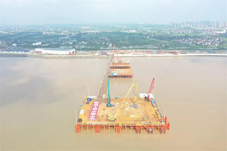 再戰世界級工程！山河智能超級旋挖鉆機SWDM800H助建杭州灣跨海鐵路橋項目