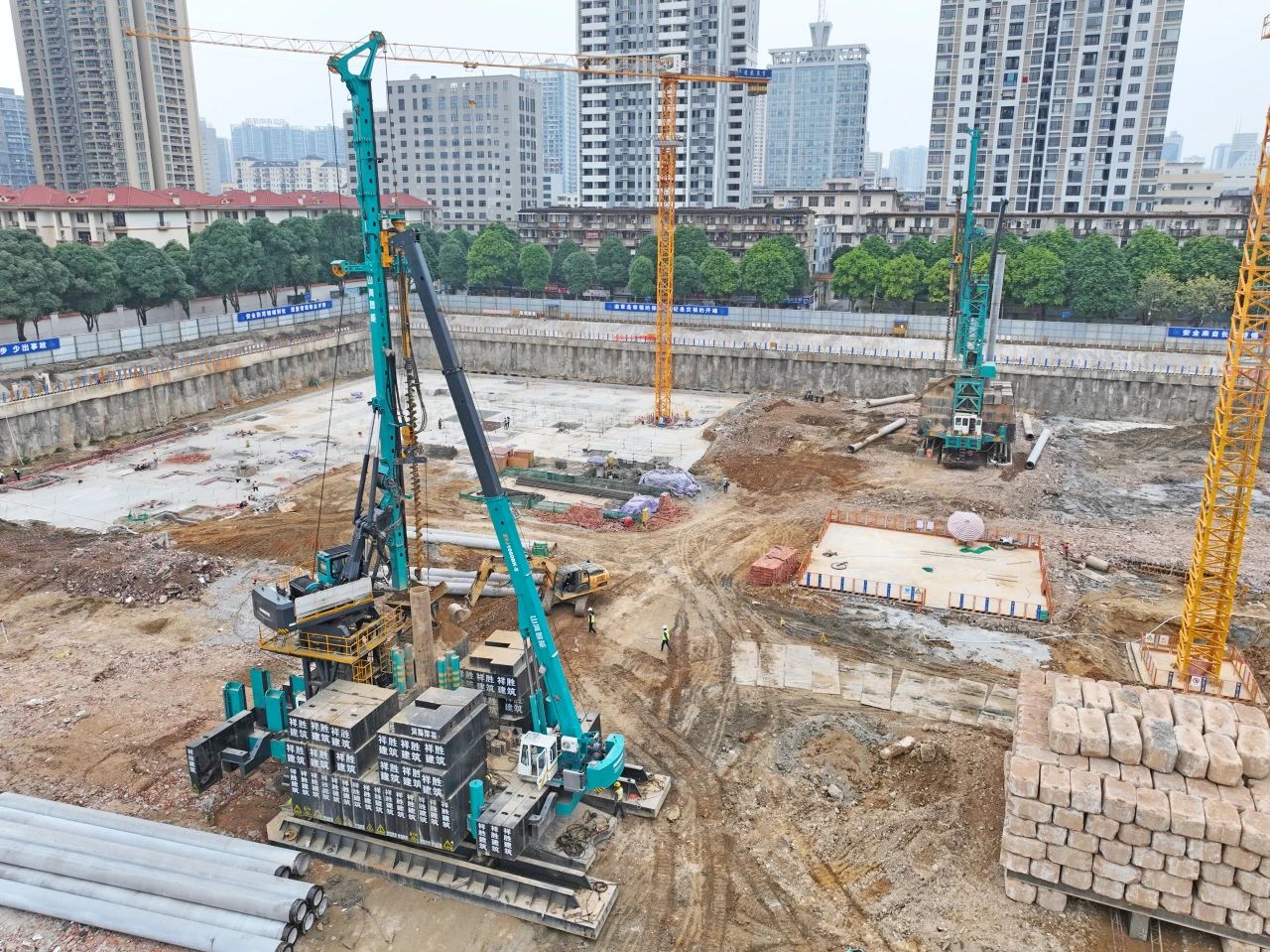 “綠巨人”顯神威！山河智能引孔式靜力壓樁機助建“綠城”南寧民生項目