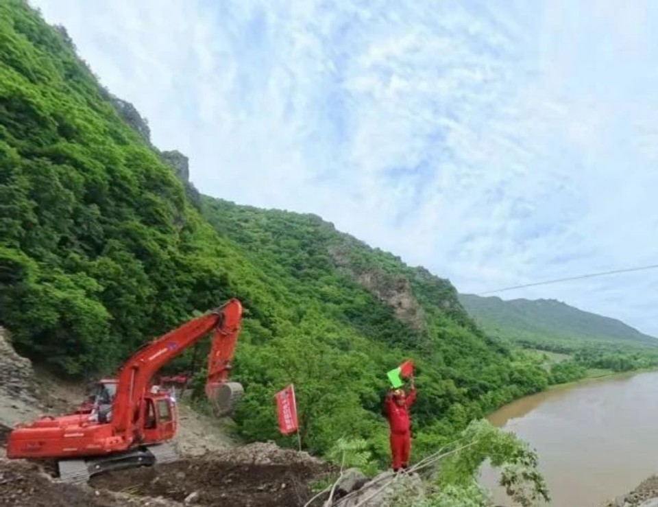 硬核破解“最后一公里”難題，山河智能應急救援設備助力“應急使命·2025”演習！